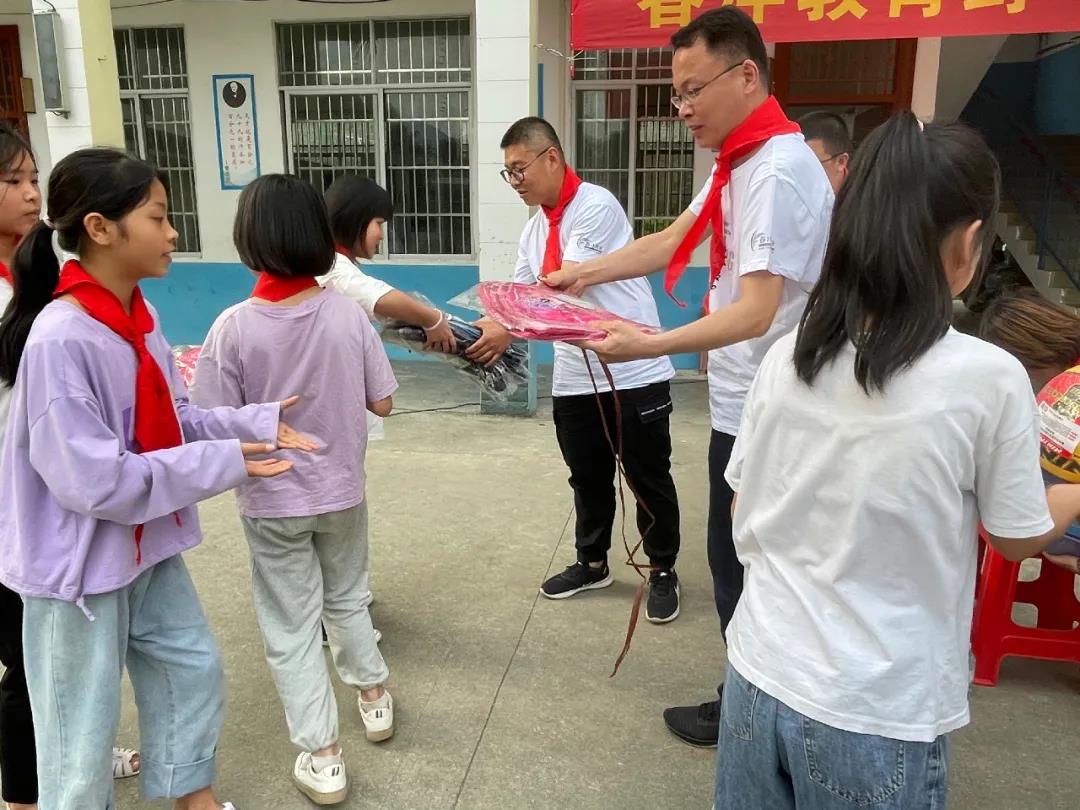 爱满人间│春沣野马农业总裁班爱心助学