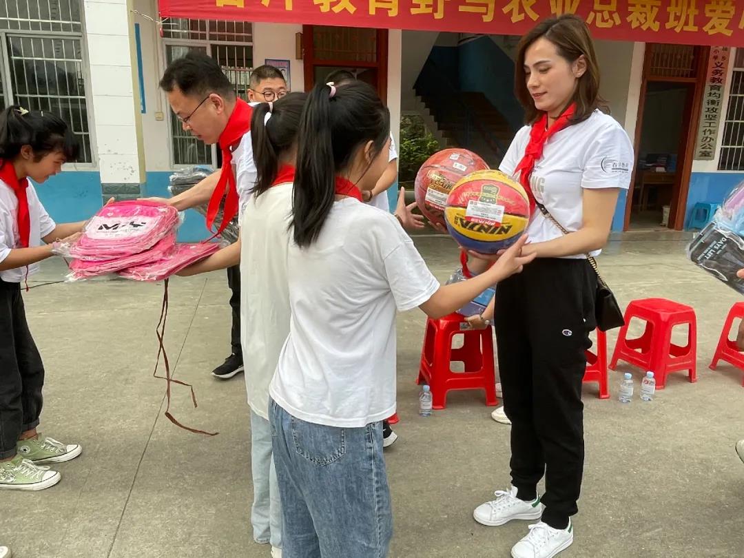 爱满人间│春沣野马农业总裁班爱心助学