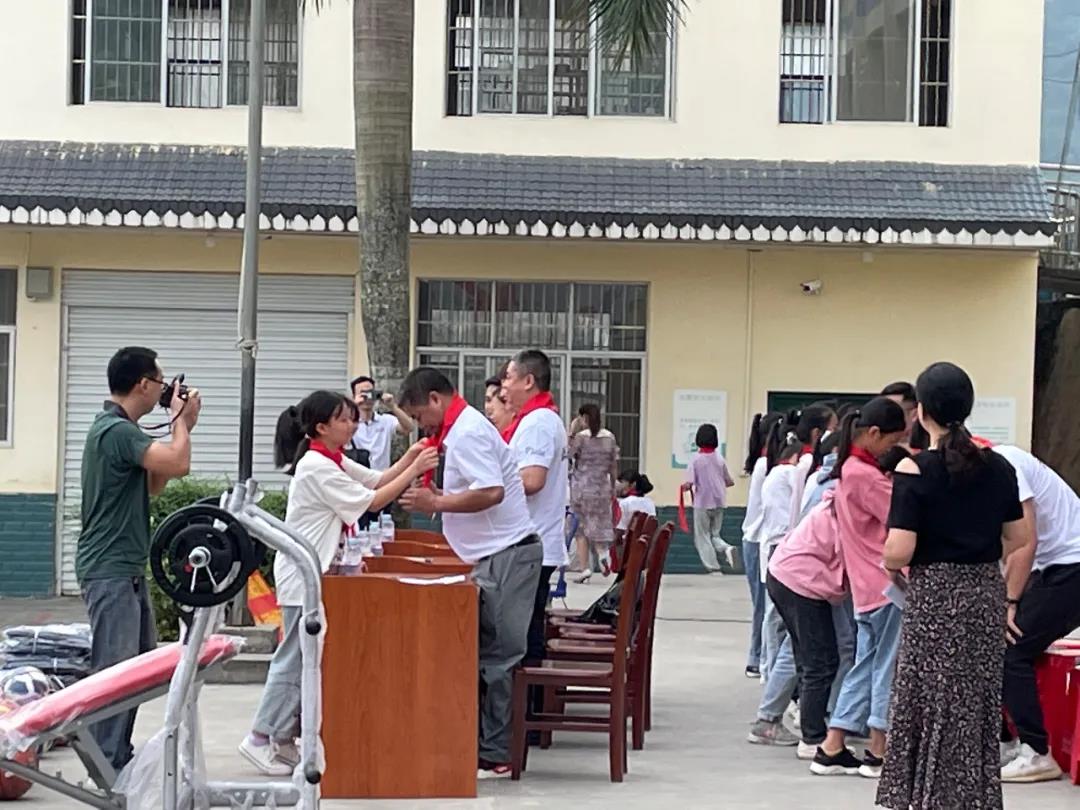 爱满人间│春沣野马农业总裁班爱心助学