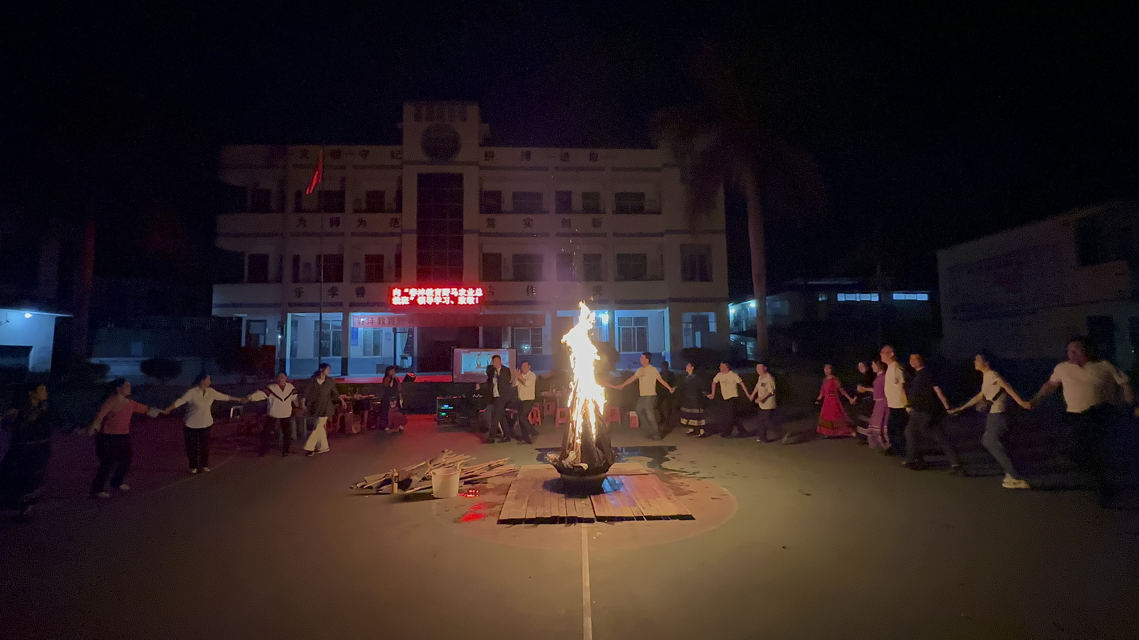 与爱同行丨春沣野马总裁班三四期爱心助学