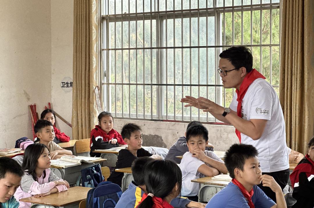 与爱同行丨春沣野马总裁班三四期爱心助学