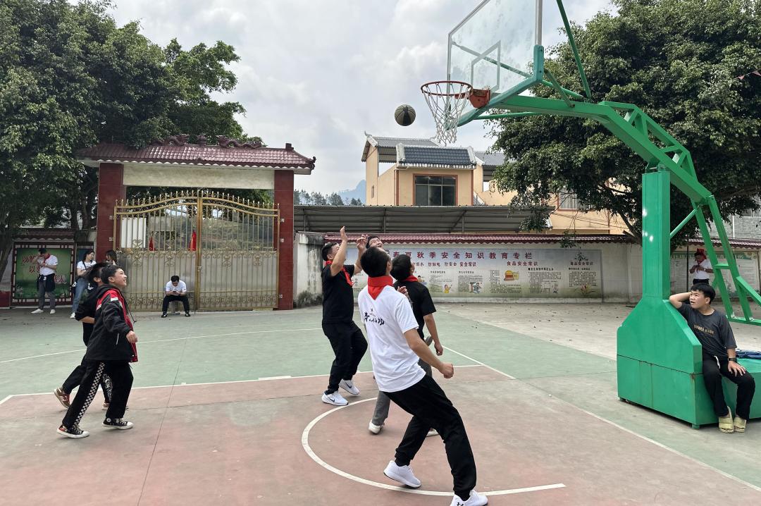 与爱同行丨春沣野马总裁班三四期爱心助学