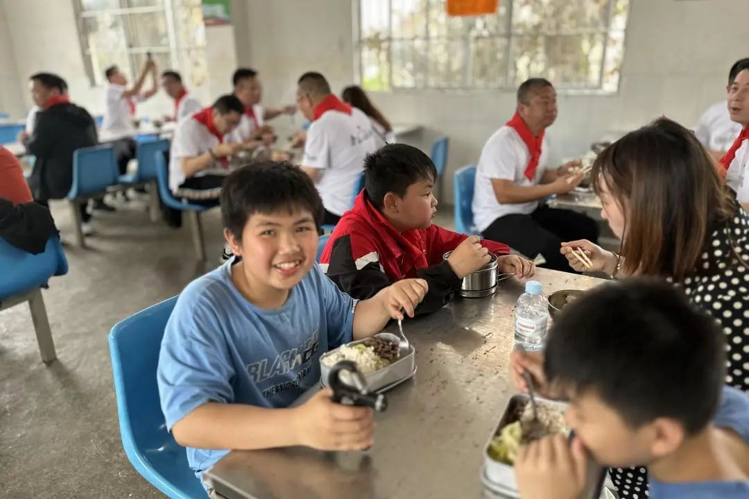 与爱同行丨春沣野马总裁班三四期爱心助学